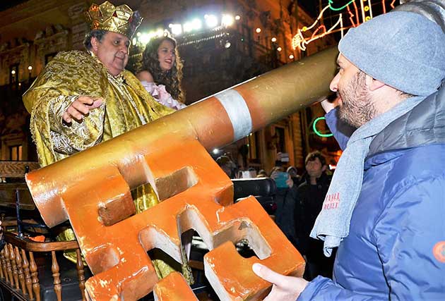 Il-sindaco-di-acireale-Barbagallo-consegna-le-chiavi-della-citta-630